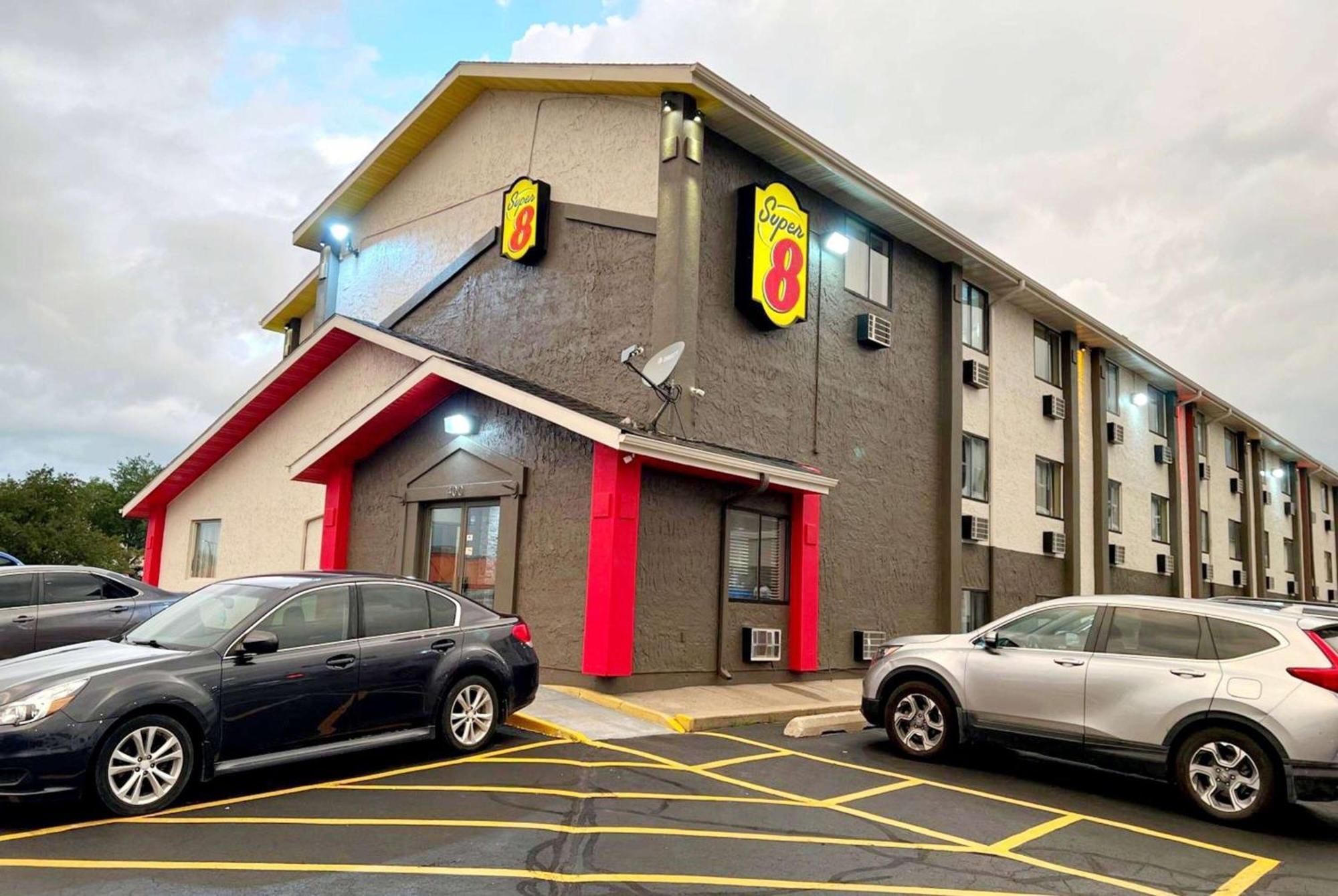 Super 8 By Wyndham Cedar Rapids Exterior foto