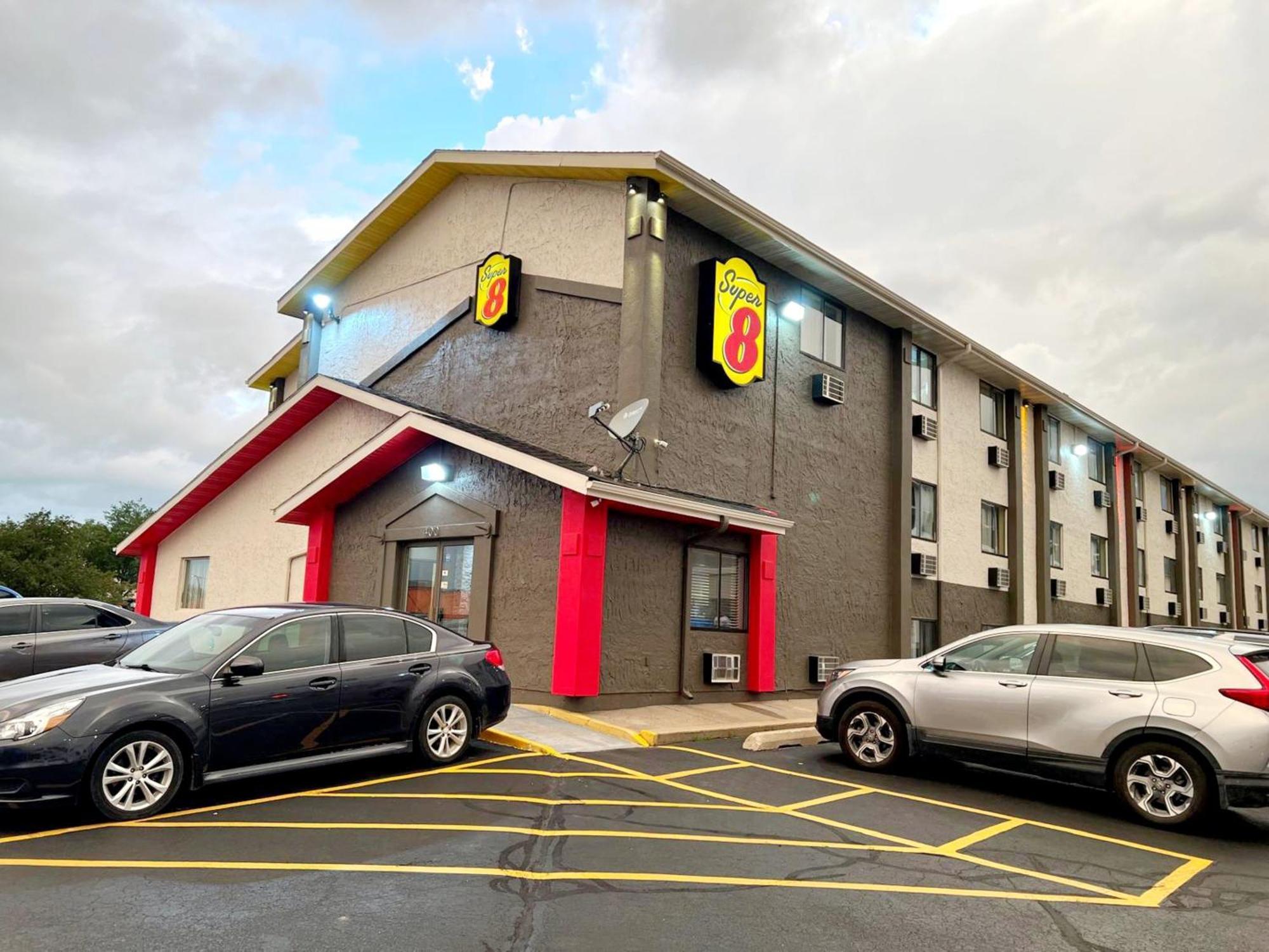 Super 8 By Wyndham Cedar Rapids Exterior foto